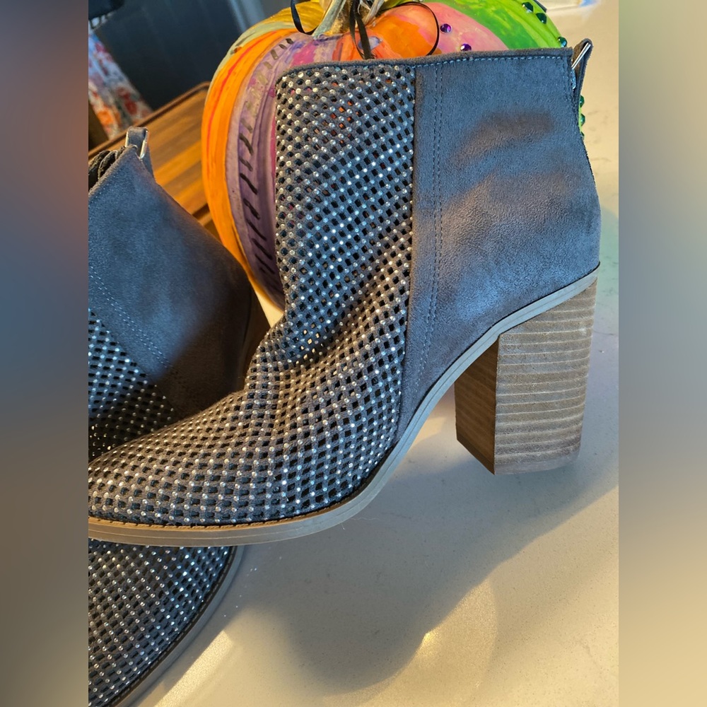 >>fun + funky closet clean out y’all! 
🪩shoe sizes 6, 6.5, and 7